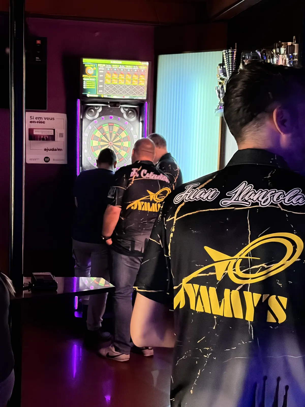 Jymmys Shooters jugando una partida en la diana Phoenix