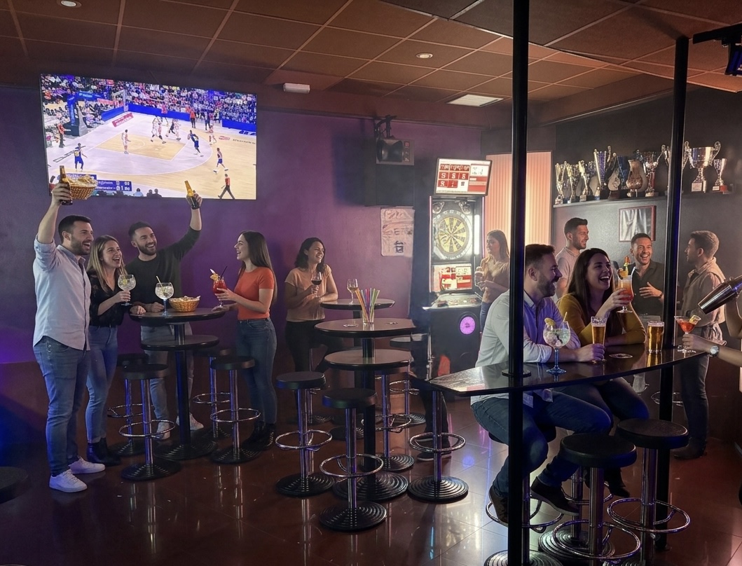 Sala de dardos y futbol&iacute;n